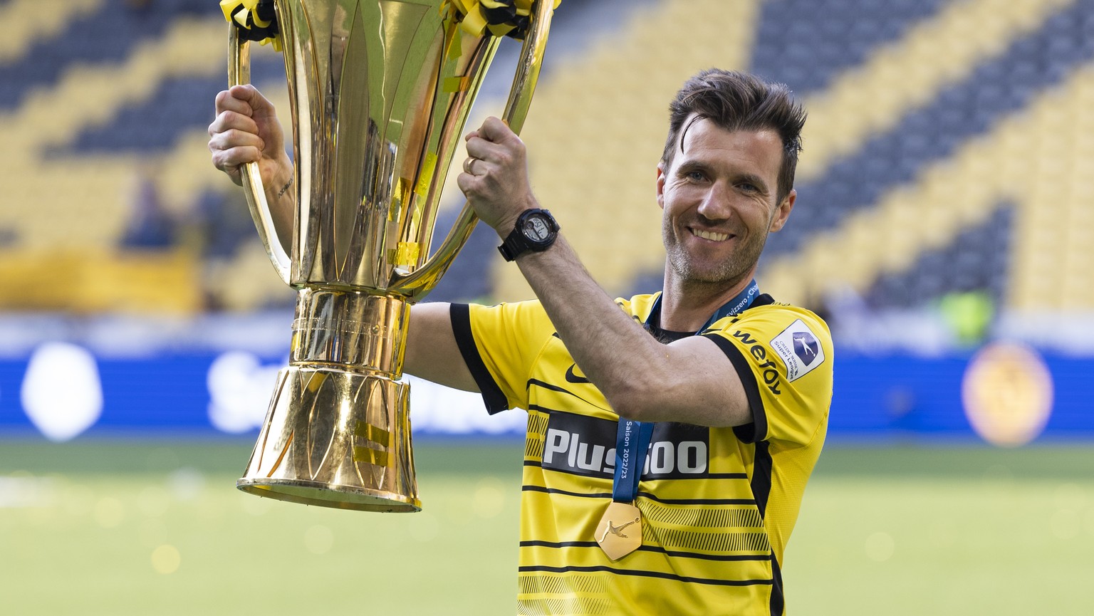 YBs Trainer Raphael Wicky posiert mit dem Meisterpokal, nach dem Super League Spiel zwischen dem BSC Young Boys Bern und dem FC Winterthur, am Montag, 29. Mai 2023 im Stadion Wankdorf in Bern. (KEYSTO ...