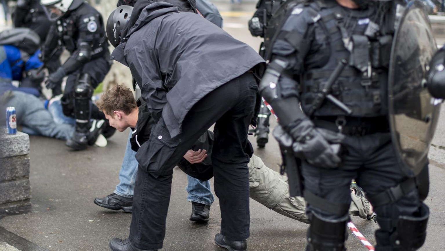 Ist der Fotograf, der diese Verhaftung aus nächster Nähe fotografierte, bereits Teil der Demonstration?