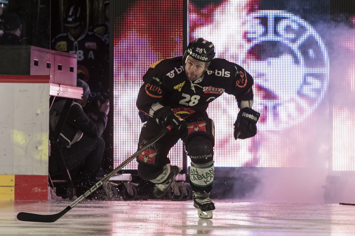 SC Bern Spieler Martin Pluess laeuft aufs Eis, vor dem Eishockey Meisterschaftsspiel der National League A zwischen dem SC Bern und dem EHC Biel, am Samstag, 14. Januar 2017 in der PostFinance-Arena i ...