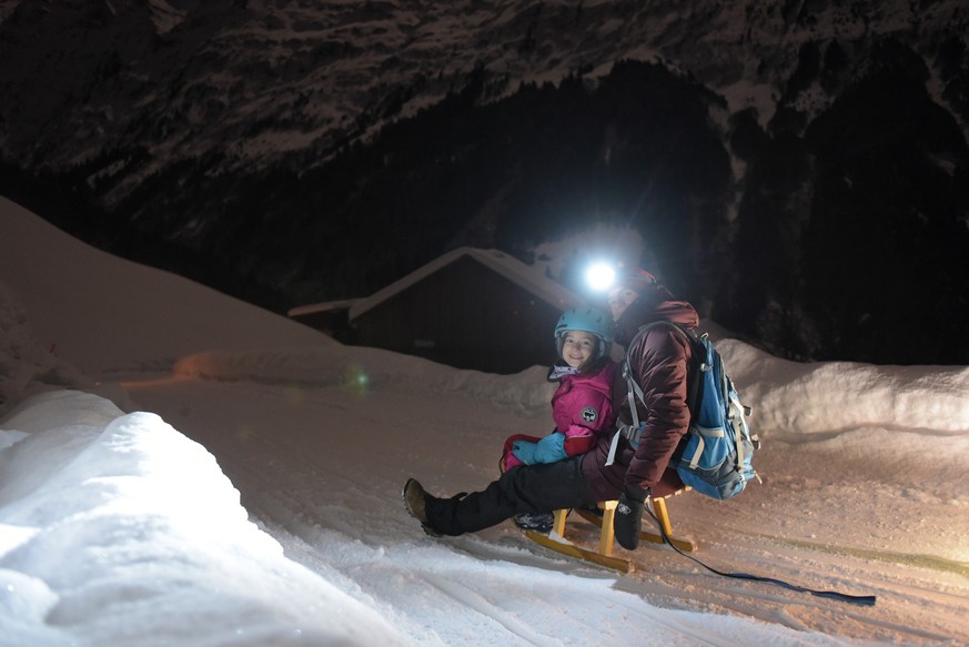 Nachtschlitteln in den Weissenbergen ob Matt. Nachtschlitteln Rauszeit die besten Schlittelpisten der Schweiz