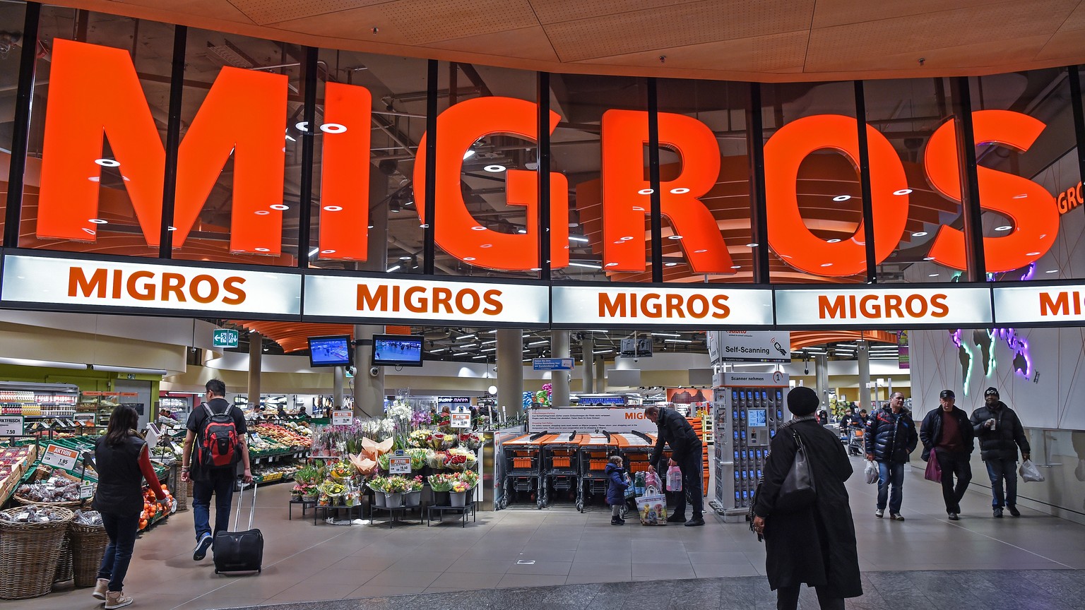 ARCHIVBILD ZUM UMSATZ DER MIGROS IM JAHR 2020, AM DIENSTAG, 19. JANUAR 2021 - Das Migros Logo beim Ladeneingang, fotografiert am Samstag, 17. Februar 2018, am Flughafen Zuerich. (KEYSTONE/Melanie Duch ...