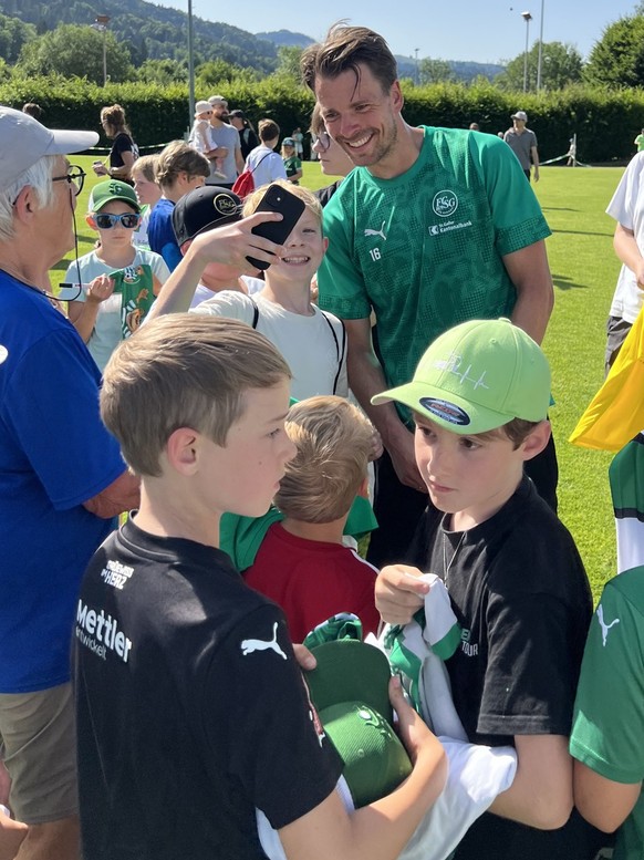 FCSG Captain Lukas Görtler posiert in Ebnat-Kappel mit einem Fan für ein Selfie