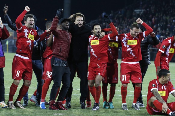 Sion feiert das Erreichen der 1/16-Finals in der Europa League. Mittendrin: Christian Constantin.