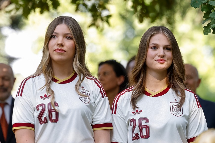 epa13123356 Spanish Princess Leonor (R), and Infanta Sofia (C) receive Spanish National team's players as they present the World Cup winner's trophy to the Spanish Royal Family at Zarzuela P ...