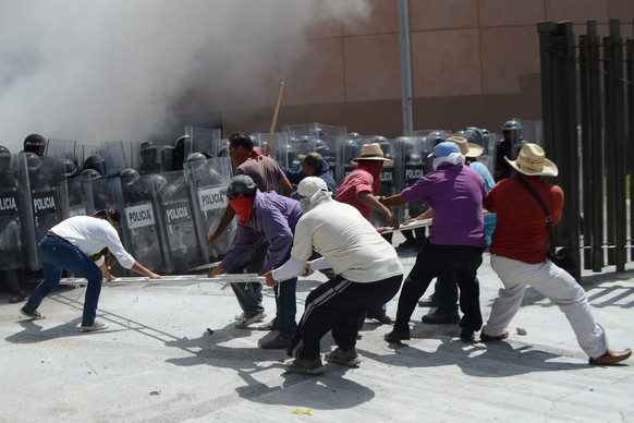 Es kam zu heftigen Zusammenstössen zwischen Protestlern und Polizisten.