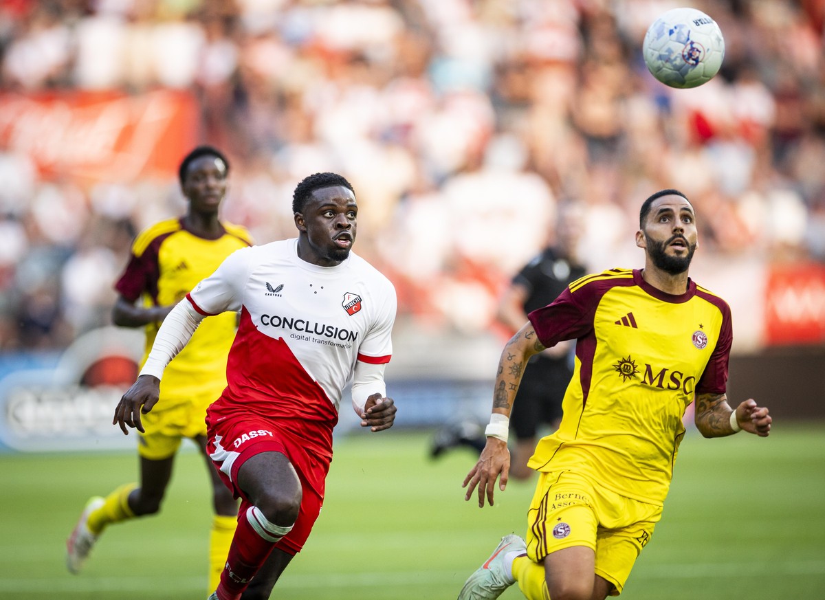 epa12300714 (l-r) Noah Ohio of FC Utrecht, Anthony Baron of Servette FC during the UEFA Europa League third qualifying round match between FC Utrecht and Servette FC at Galgenwaard Stadium in Utrecht, ...