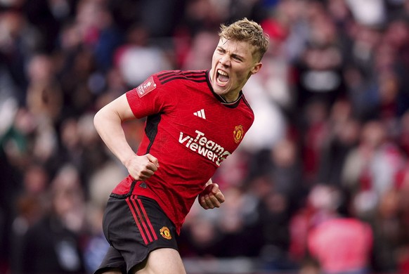 Manchester United&#039;s Rasmus Hojlund celebrates scoring the winning penalty during the English FA Cup semifinal soccer match between Coventry City and Manchester United at Wembley stadium in London ...