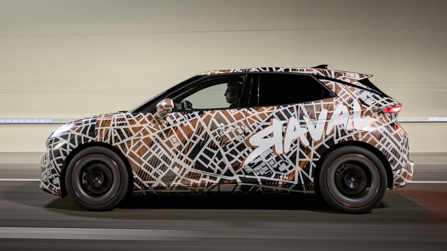 Progressive Optik? Der Cupra Raval ist aktuell noch mit Tarnfolie unterwegs.