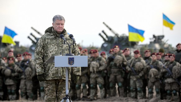 epa07181693 Ukrainian President Petro Poroshenko (L) speaks to servicemen during airborne troops military drills at the Perlyavka shooting range near Zhytomir, Ukraine, 21 November 2018. EPA/MIKHAIL P ...