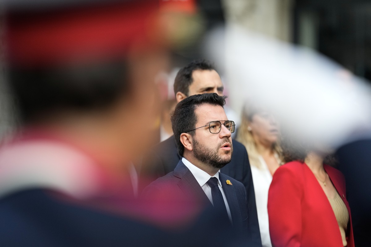 epa10854579 President of Catalonia's Government, Pere Aragones attends a traditional floral tribute at the Rafael Casanova Memorial as part of celebrations marking the National Day of Catalonia,  ...