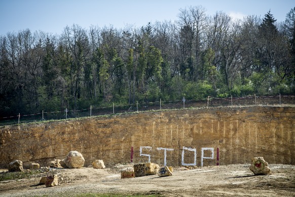 Une inscription &quot;Stop&quot; est visible dans la carriere du Mormont exploitee par le cimentier Holcim proche de l&#039;ancienne ZAD de la Colline (Zone A Defendre) le samedi 3 avril 2021 entre Ec ...