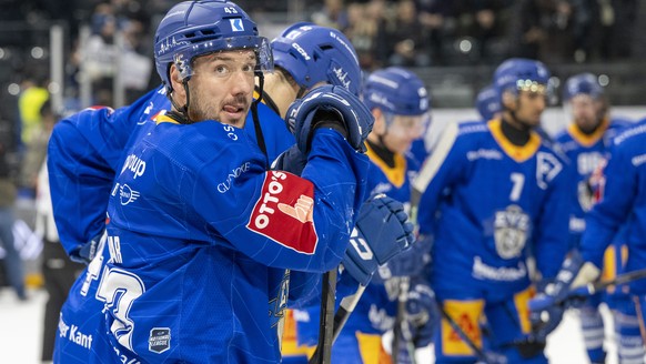 Die Zuger mit Jan Kovar, links, reagieren nach der Niederlage beim Eishockey Qualifikationsspiel der National League zwischen dem EV Zug und dem HC Ajoie am Freitag, 16. Januar 2026 in Zug. (KEYSTONE/ ...
