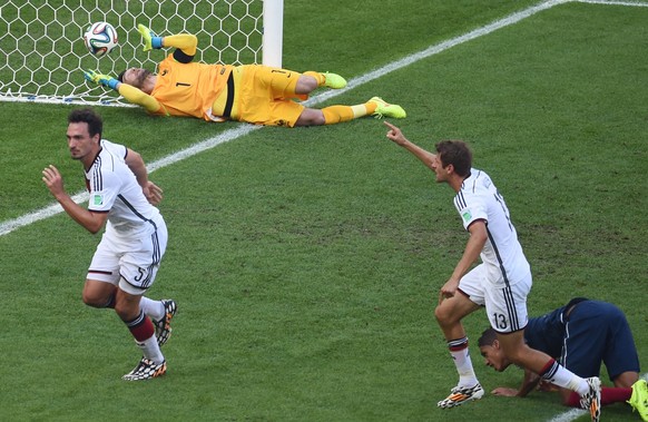 Der entscheidende Treffer: Hummels verlängert per Kopf, Varane und Torhüter Lloris sind geschlagen.