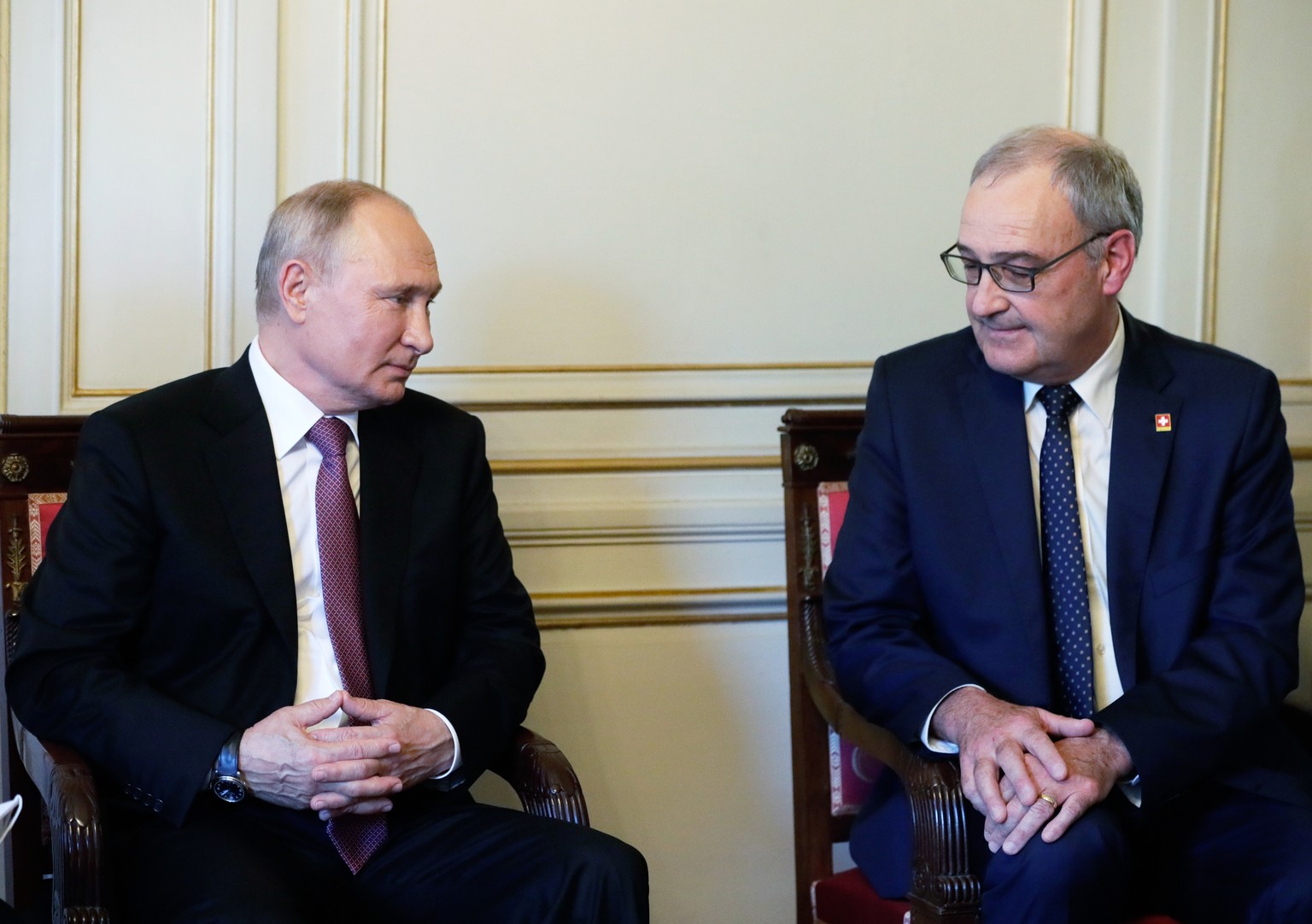 epa09275881 Russian President Vladimir Putin (L) talks with Swiss President Guy Parmelin (R) as he arrives at Villa La Grange for the US-Russia summit, in Geneva, Switzerland, 16 June 2021. US Preside ...