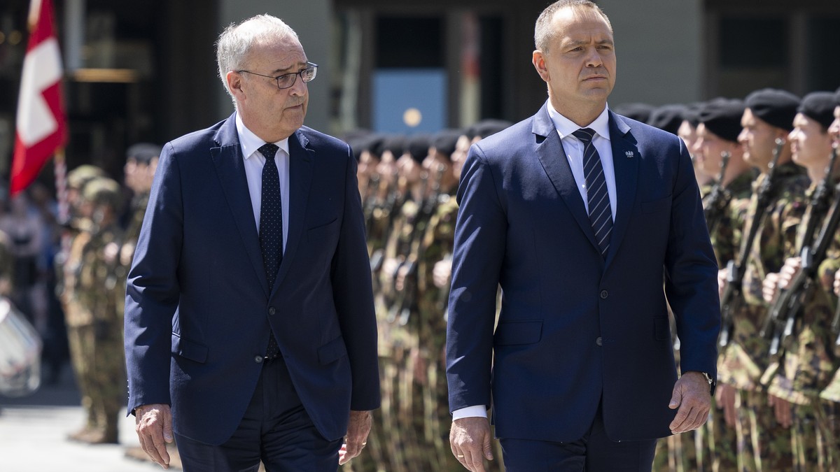 Polnischer Präsident Nawrocki mit militärischen Ehren empfangen