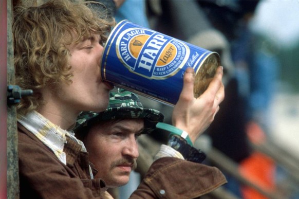 http://flashbak.com/photos-of-the-reading-festival-in-the-1970s-375310/ reading festival 1977 bier trinken büchse alkohol