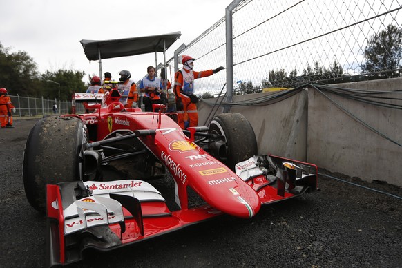 Kimi Räikkönens Bolide muss nach einem Crash abtransportiert werden.<br data-editable="remove">