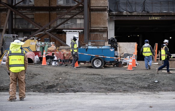 epa12579068 Workers at the site as construction continues at the Federal Reserve headquarters' two historic buildings in Washington, DC, USA, 08 December 2025, that have not been fully renovated  ...