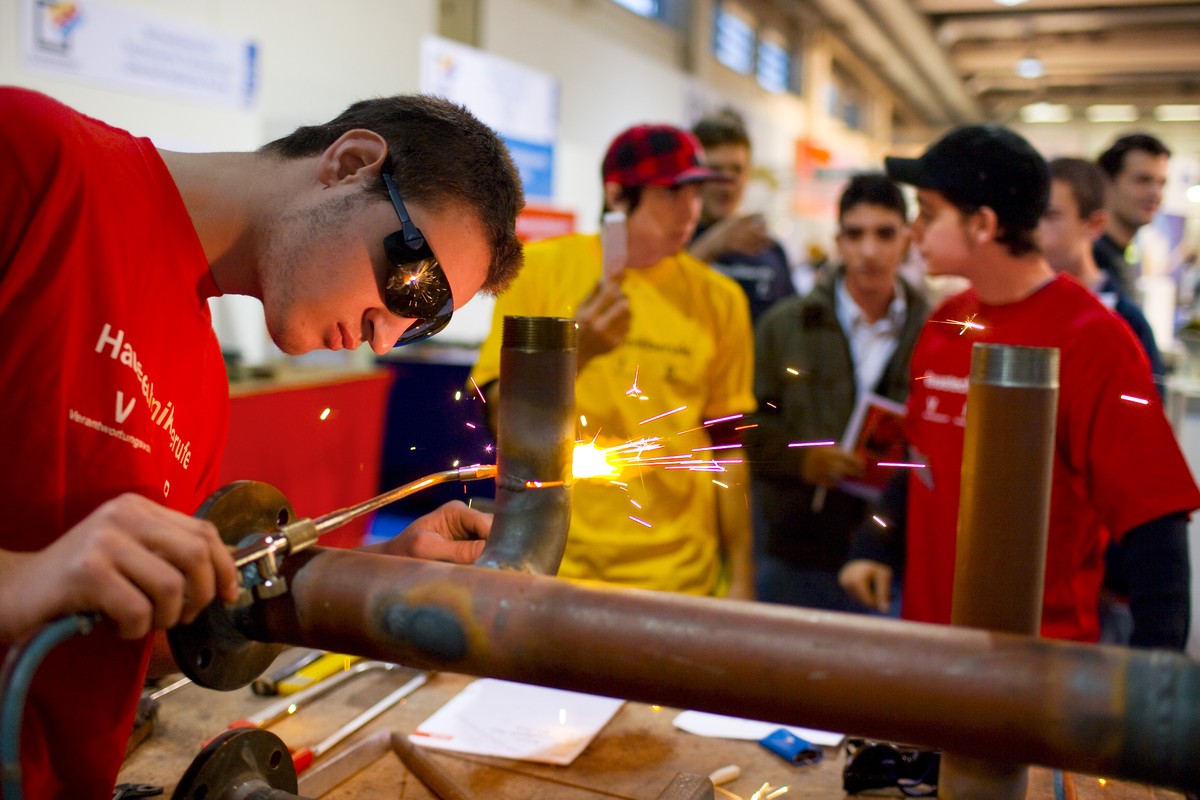 ARCHIV - ZUR JUGENDBEFRAGUNG "CH-X", AM FREITAG, 27. OKTOBER 2017, ERHALTEN SIE FOLGENDE THEMENBILDER ----- Apprentice metal construction fitters and interested students watch an apprentice  ...