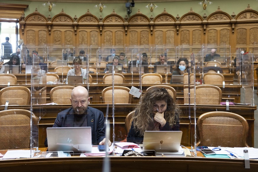 Sibel Arslan, GP-BS, rechts, und Nicolas Walder, GP-GE, arbeiten an ihren Pulten, waehrend der Wintersession der Eidgenoessischen Raete, am Dienstag, 7. Dezember 2021, im Nationalrat in Bern. (KEYSTON ...