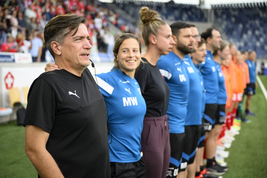 Switzerland&#039;s head coach Nils Nielsen, left, and Switzerland&#039;s assistant coach Marisa Wunderlin, second from left, sing the national antem during the FIFA Women&#039;s World Cup 2023 qualify ...