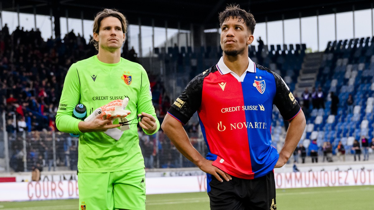 Deception du gardien balois Marwin Hitz et du defenseur balois Kevin Rueegg lors de la rencontre du championnat de football de Super League entre le FC Lausanne-Sport et le FC Basel 1893 le dimanche 2 ...