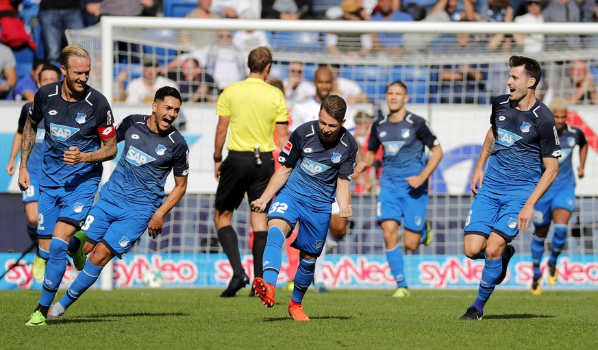 epa06221707 Hoffenheim&#039;s Dennis Geiger (C) celebrates with his teammates after scoring the 1-0 goal during the German Bundesliga soccer match between TSG 1899 Hoffenheim and FC Schalke 04 in Sins ...