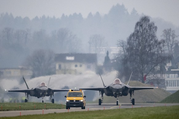 Ein F-35A Kampfflugzeug fuer die Schweizer Armee landet auf dem Militaerflugplatz Emmen, am Freitag, 18. Maerz 2022. (KEYSTONE/Ennio Leanza)