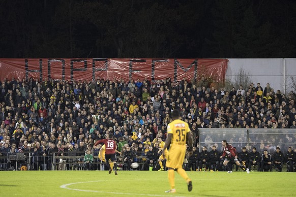 Zuschauer verfolgen das Geschehen im Fussball Cup Achtelfinale zwischen dem FC Muensingen, 1. Liga Classic, und den Berner Young Boys, Super League, am Mittwoch, 25. Oktober 2017, auf dem Sportplatz S ...