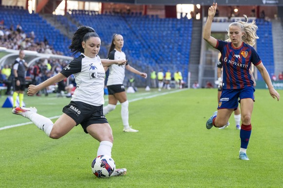 Michelle Bloechlinger, links, von Aarau im Spiel gegen Antonia Baass, rechts, von Basel beim Fussball Women's Super League Spiel zwischen dem FC Basel 1893 und den FC Aarau Frauen im St. Jakob St ...