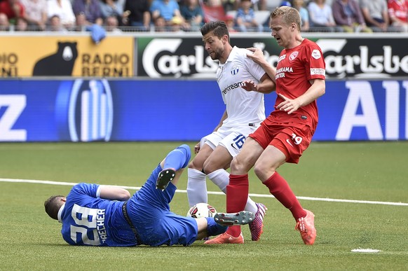 Thuns Gaetan Karlen, rechts, im Duell mit Zuerichs Goalie Yanick Brecher, links, und Philippe Koch im Fussball Meisterschaftsspiel der Super League zwischen dem FC Thun und dem FC Zuerich, am Sonntag, ...