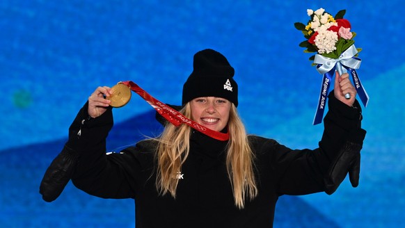 epa09732595 Gold medalist Zoi Sadowski-Synnott of New Zealand celebrates during the medal ceremony for the Women&#039;s Snowboard Slopestyle in Zhangjiakou, China, 06 February 2022. EPA/FILIP SINGER
