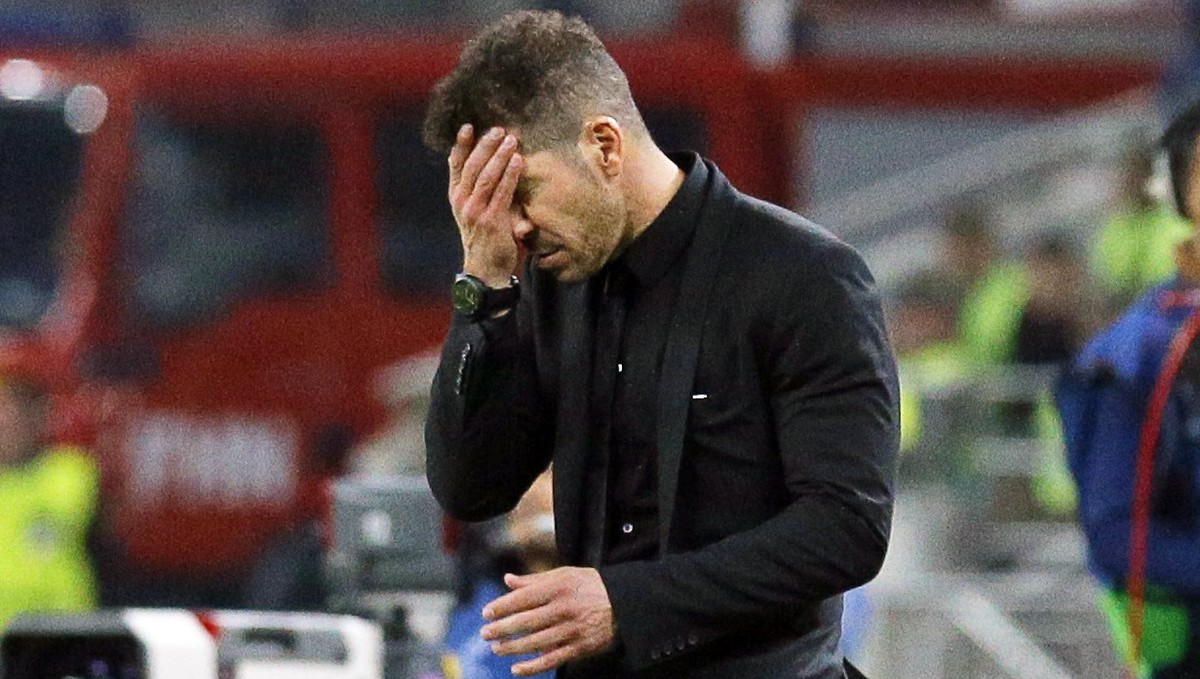 epa06274018 Atletico Madrid's Argentinian head coach Diego Simeone reacts during the UEFA Champions League group C soccer match between Qarabag FK and Atletico Madrid at Baki Olimpiya stadium in  ...