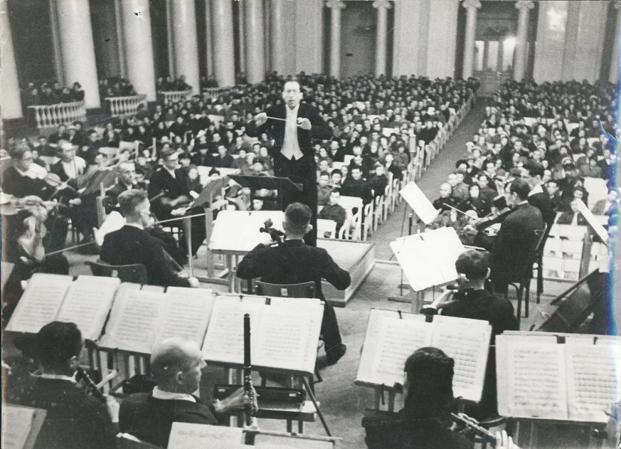 Leningrader Philharmonie-Orchester, 1941. Als Kyra es im April 1942 bei seinem ersten Konzert seit Kriegsbeginn besucht, besteht es noch aus 20 Musikern; 95 Prozent war weggestorben, an der Front gefa ...