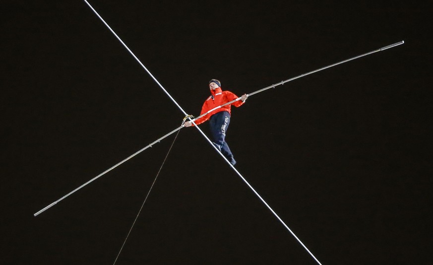 Nik Wallenda bei seinem nächtlichen Auftritt, noch ohne Augenbinde.