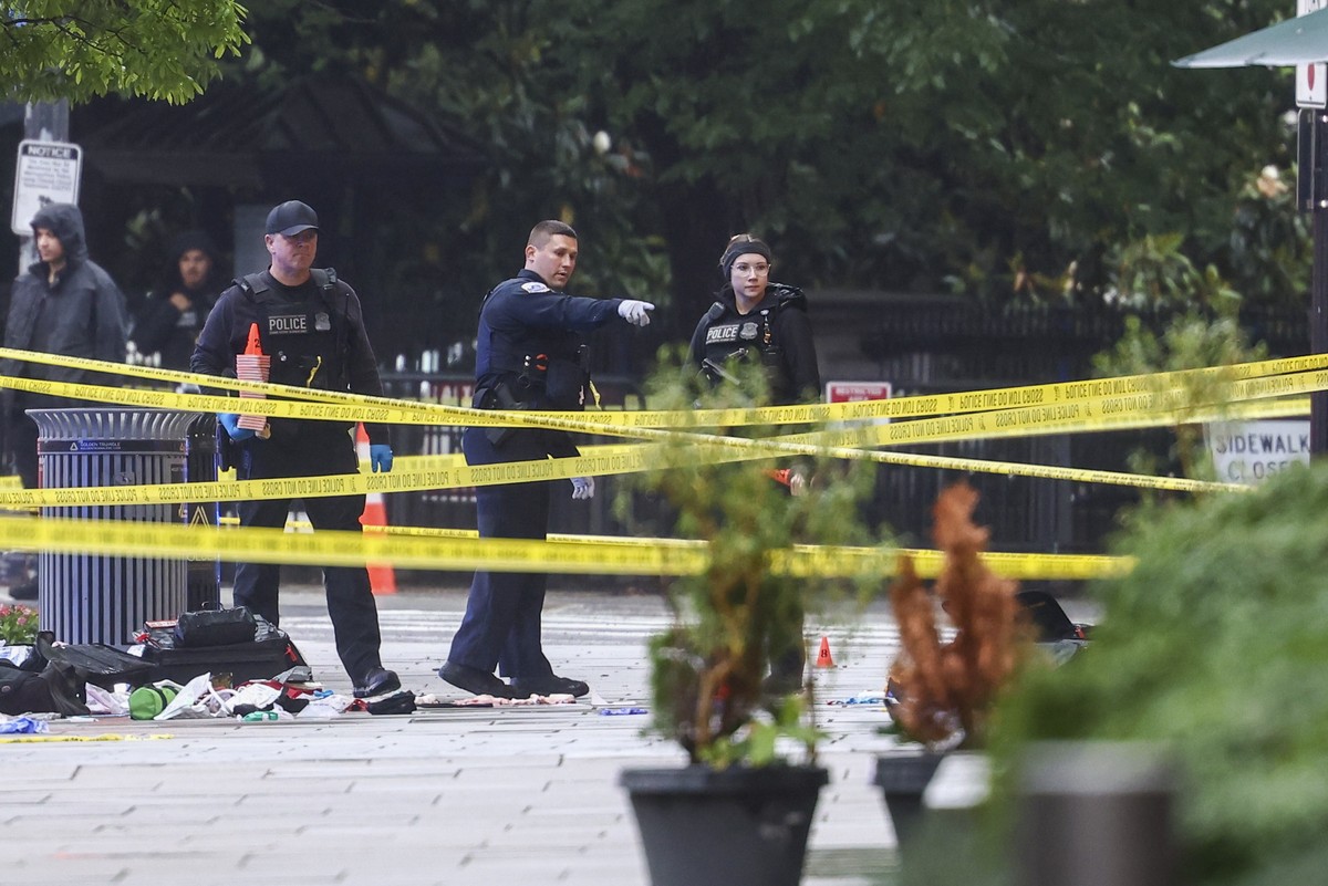 epaselect epa12989241 U.S. Secret Service officers on the scene of a shooting near the White House complex following reports of gunfire near 17th Street and Pennsylvania Avenue NW in Washington, DC, U ...