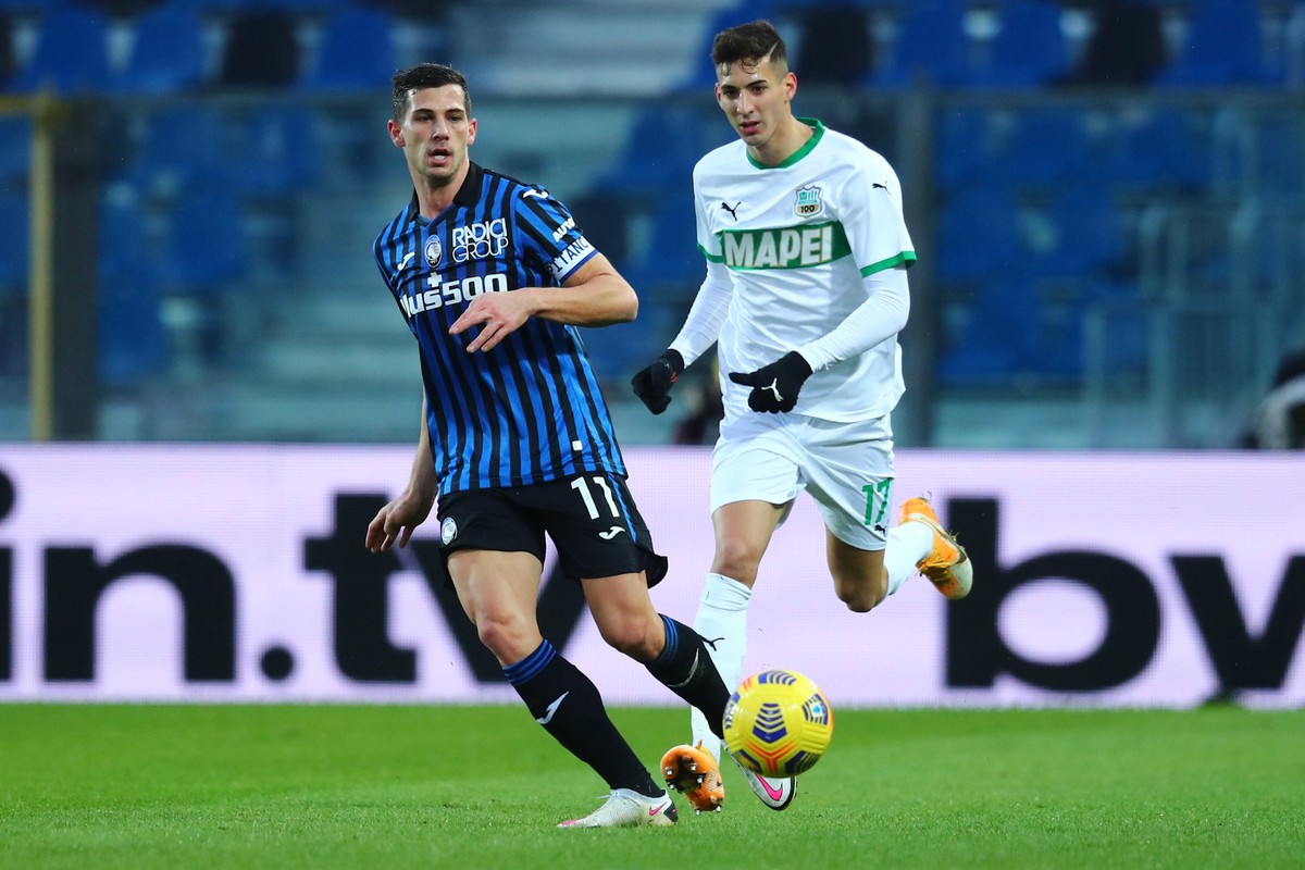 epa08916907 Atalanta's Remo Freuler and Sassuolo's Mert Muldur in action during the Italian Serie A soccer match Atalanta BC vs Sassuolo at the Gewiss Stadium in Bergamo, Italy, 03 January 2 ...