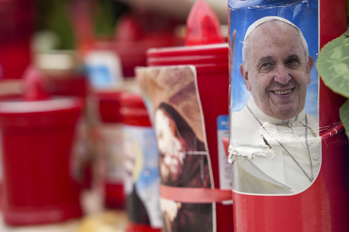 A candle with a portrait of Pope Francis is seen in front of the Agostino Gemelli Polyclinic, in Rome, Tuesday, Feb. 18, 2025, where Pope Francis has been hospitalised to undergo some necessary diagno ...
