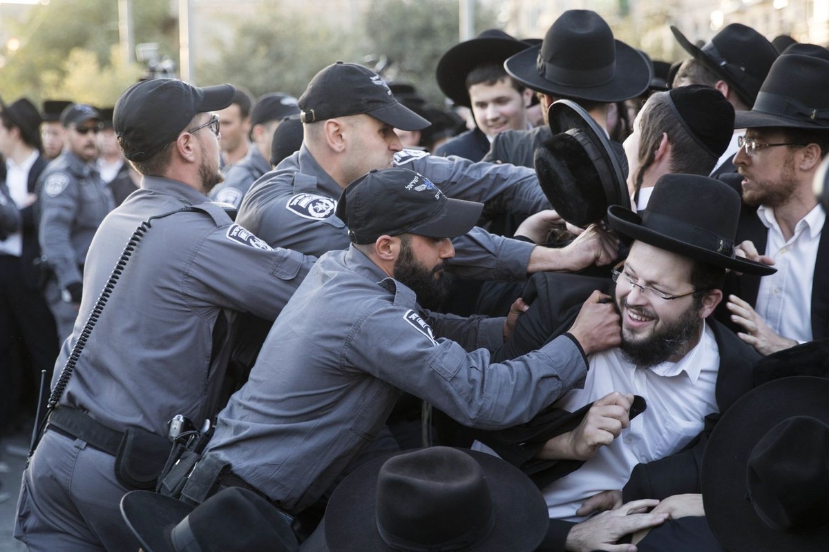 epa06276462 Israeli Border Police clash with Ultra-Orthodox Jewish demonstrators that are blocking the Jerusalem Light Rail track at a main junction, during a protest against army recruitment in Jerus ...