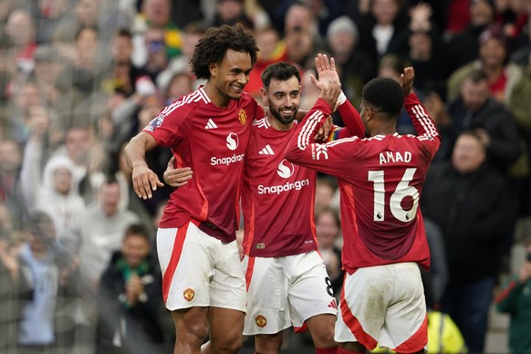 Manchester United&#039;s Joshua Zirkzee, left, celebrates with teammates after scoring during the English Premier League soccer match between Manchester United and Everton at the Old Trafford stadium  ...