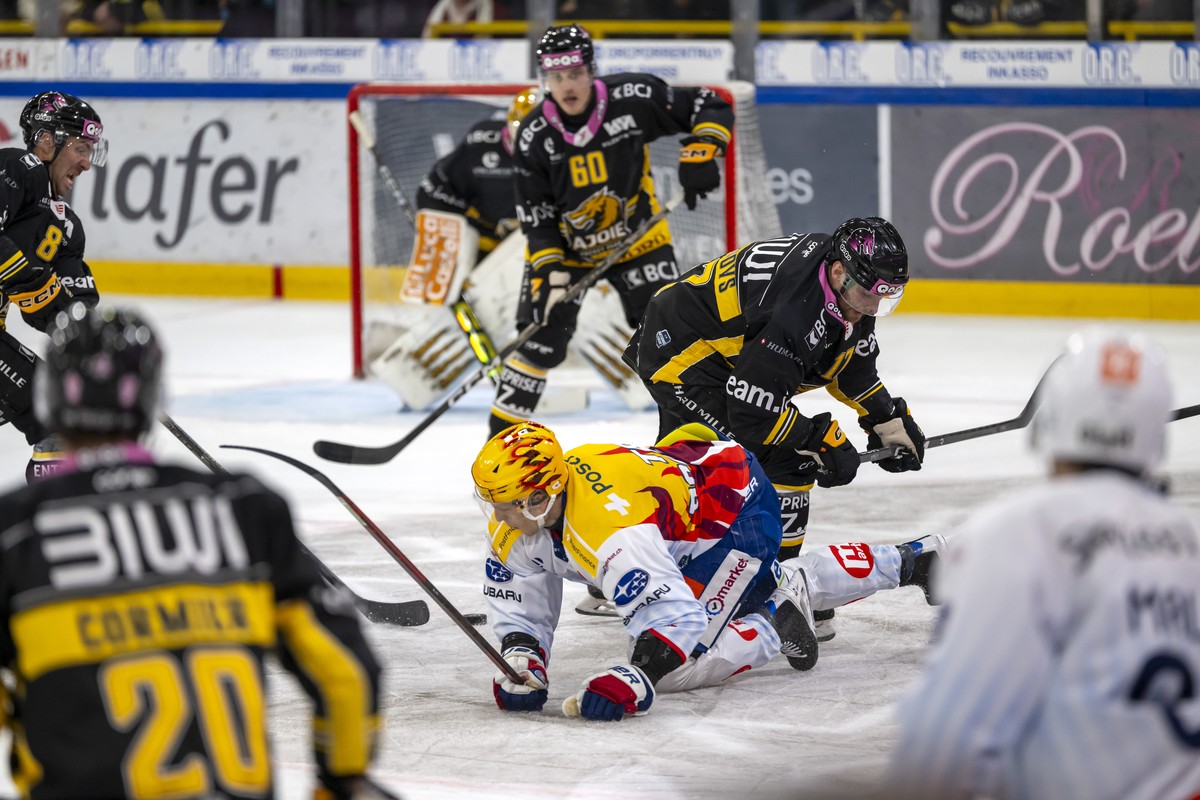 PostFinance Top Scorer Simon Knak (ZSC), links, gegen Denis Smirnovs (HCA), rechts, im Eishockey-Qualifikationsspiel der National League zwischen dem HC Ajoie und den ZSC Lions in der Raiffeisen Arena ...