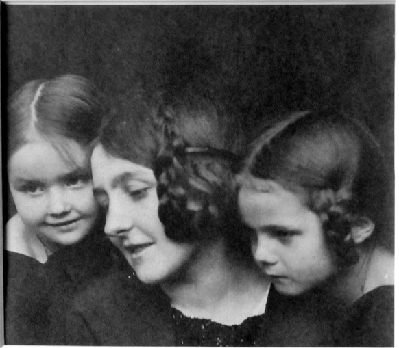 Die Puppenmacherin Käthe Kruse mit ihren Töchtern.