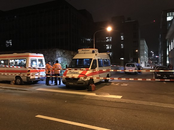 Polizeiautos bei islamischem Gebetszentrum an der Eisgasse in ZÃ¼rich.