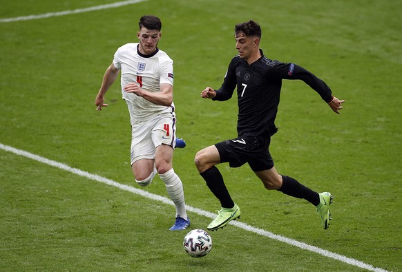 epa09311360 Declan Rice (L) of England in action against Kai Havertz of Germany during the UEFA EURO 2020 round of 16 soccer match between England and Germany in London, Britain, 29 June 2021. EPA/Joh ...