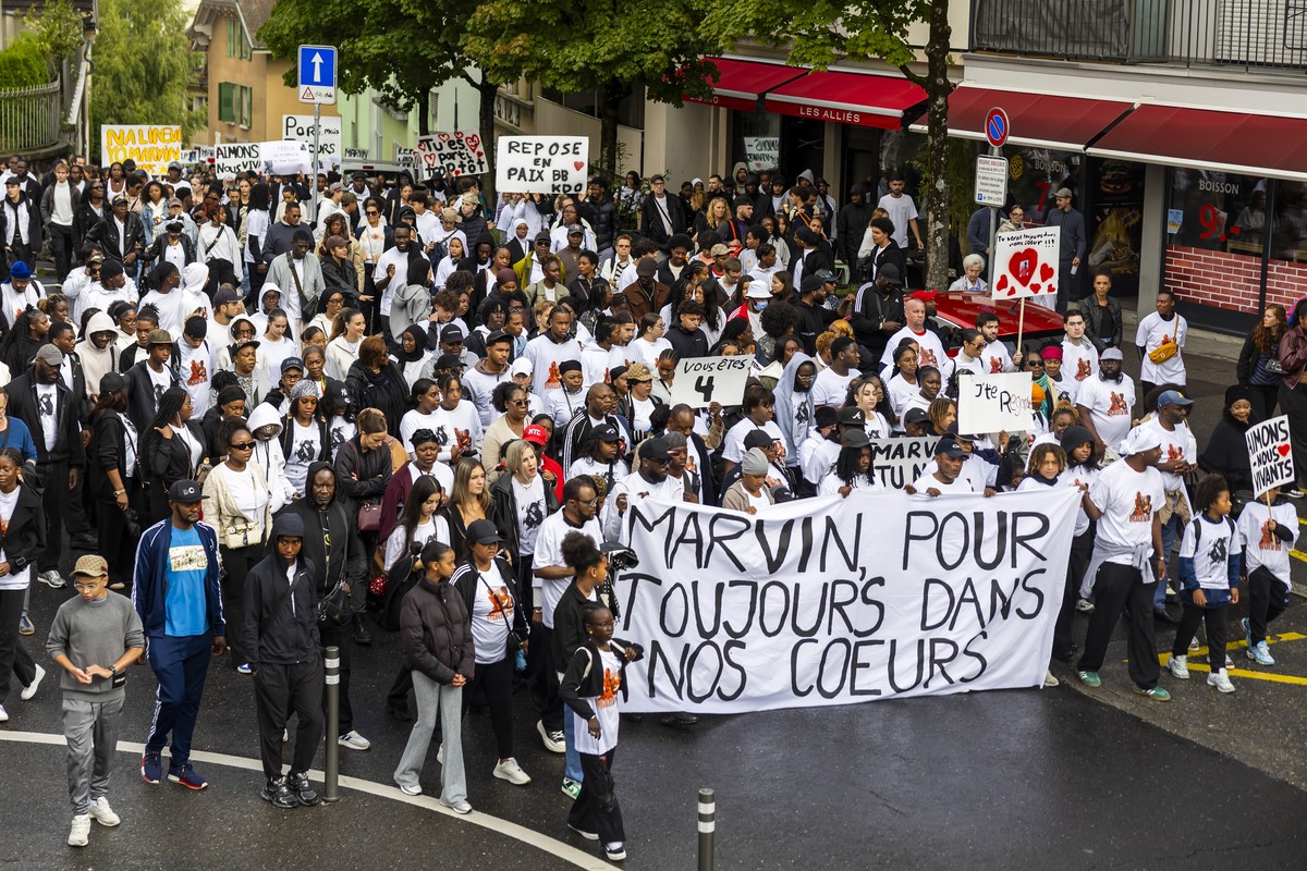KEYPIX - Des personnes prennent part a une marche blanche en hommage a Marvin, decede dimanche dernier alors qu'il fuyait la police en scooter, ce samedi 30 aout 2025 a Lausanne. (KEYSTONE/Salvat ...