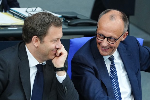 KEYPIX - 14.05.2025, Berlin: Bundeskanzler Friedrich Merz (CDU, r) und Lars Klingbeil (SPD), Bundesminister der Finanzen, sitzen w�hrend der Regierungsbefragung im Plenum des Bundestags. (KEYSTONE/DPA ...