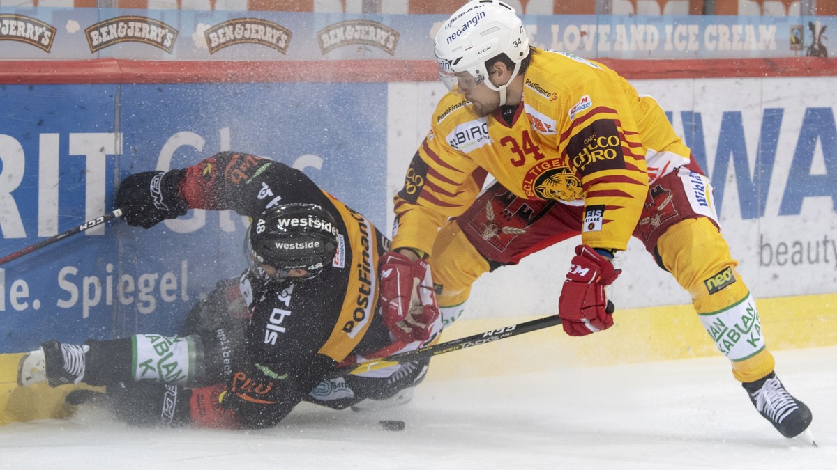 Berns Matthias Bieber, links, im Duell mit Tigers Claudio Cadonau, rechts, waehrend dem Eishockey National League Spiel zwischen dem SC Bern und den SCL Tigers, am Samstag, 24. November 2018, in der P ...