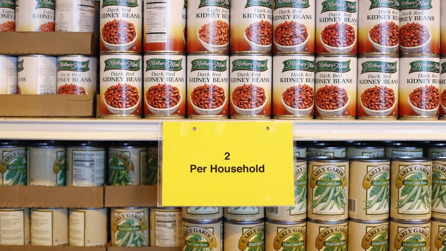 23. März: Im Supermarkt werden Lebensmittel rationiert.