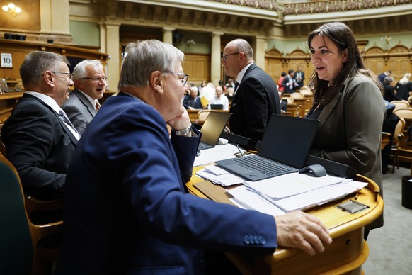 Samira Marti, SP-BL, rechts, spricht mit Daniel Sormanni, MCG-GE, vorne links, neben Roger Golay, MCG-GE, Benjamin Roduit, Mitte-VS, und Jean-Luc Addor, SVP-VS, hinten von links, nach den Abstimmungen ...