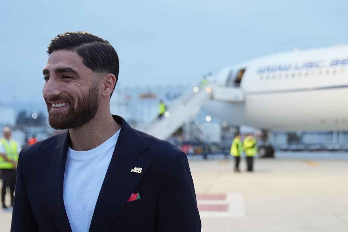 Iran's Alireza Jahanbakhsh smiles as he arrives with his teammates for the World Cup soccer tournament in Tijuana, Mexico, Sunday, June 7, 2026. (AP Photo/Gregory Bull)
Alireza Jahanbakhsh